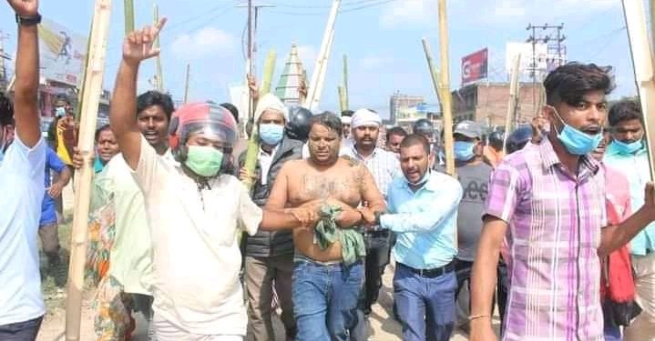 जनकपुरमा जनमत पार्टीका कार्यकर्ताले खानेपानी संस्थानका हाकिमलाई अर्ध न ग्न गरी नगर घुमाइयो