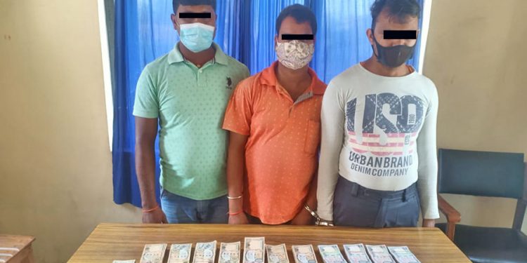 स्रोत नखुलेको साढे १५ लाख रकमसहित वीरगञ्जबाट दुईजना भारतीय र एक नेपाली पक्राउ