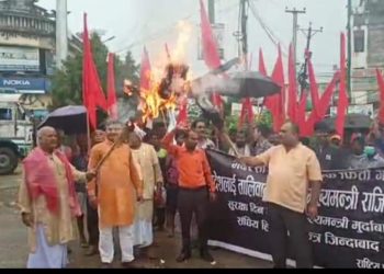 बारामा मुख्यमन्त्री राउत र पाकिस्तानी प्रधानमन्त्री खानको पुत्ला दहन