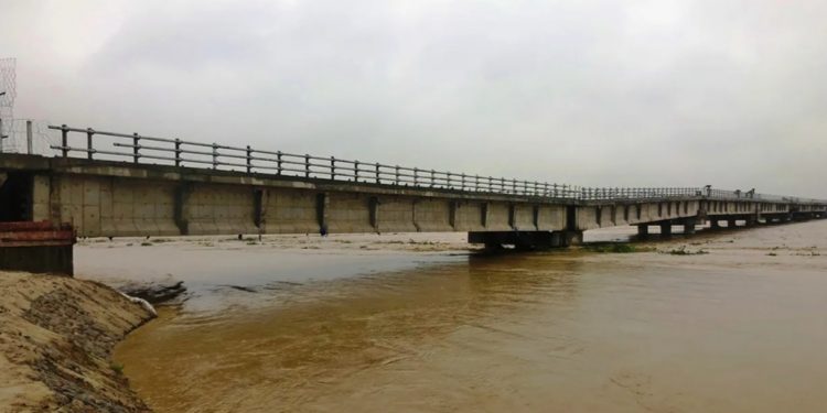 धनुषा र सिरहा जोडने कमला नदीको पुलको अर्को स्पान पनि भासियो