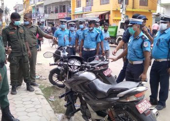 अस्त– व्यस्त बनेको जनकपुरधाम नगर क्षेत्र भित्रका ट्राफिक व्यवस्था सुधारको लागि पहल सुरु,दर्जन बढी सवारी साधनलाई होल्ड