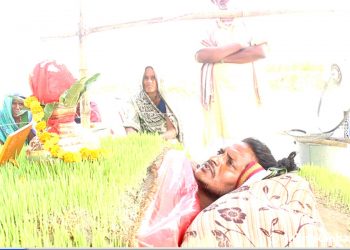 सप्तरीका साधुले धनुषा आफ्नै शरीरमाथी उमारे जमरा