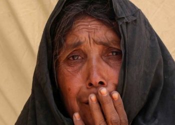 फोहोरको डब्बामा खाना खोज्दै अफगान महिला