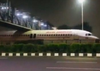 दिल्लीको आकाशे पुलमुनि फस्यो एयर इन्डियाको विमान !