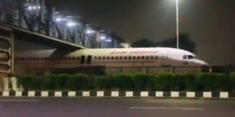 दिल्लीको आकाशे पुलमुनि फस्यो एयर इन्डियाको विमान !