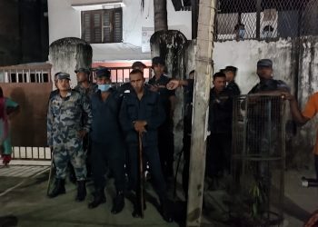 जनकपुरमा व्यापारीहरुले  घेराउ गरे भन्सार कार्यालय