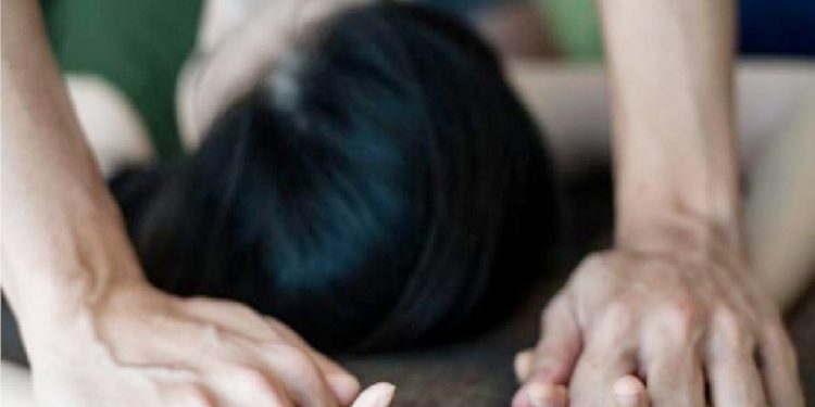 घर बनाउने काम गर्ने महिला मजदुरलाई साहुबाटै ज बर जस्ती क रणी