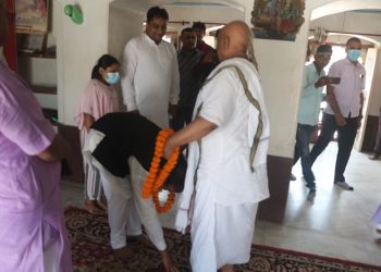 मुख्यमन्त्री राउत विश्वासको मत पाएपछि जानकी मन्दिरका महन्थको खुट्टा छोएर लिए आशिर्वाद