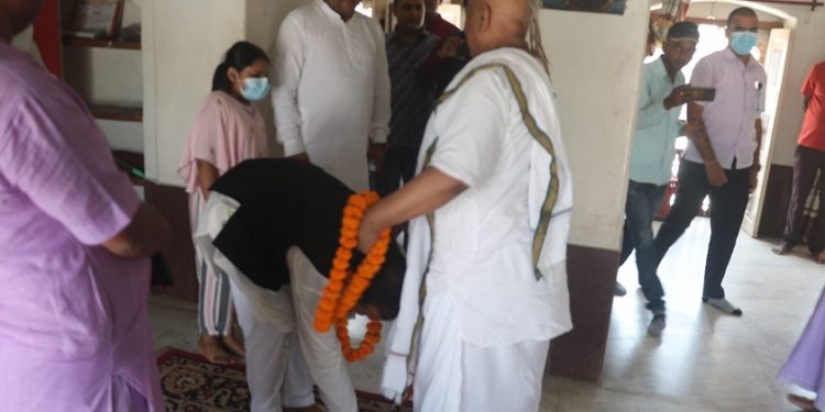 मुख्यमन्त्री राउत विश्वासको मत पाएपछि जानकी मन्दिरका महन्थको खुट्टा छोएर लिए आशिर्वाद