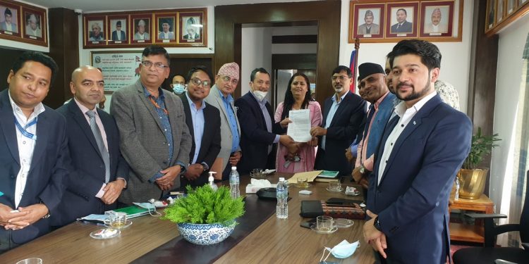 लघुवित्त संस्थाहरुलाई ब्याजदर घटाउन अर्थमन्त्रीको आग्रह