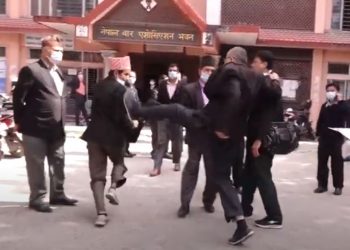 सर्वोच्च अदालतको परिसर भित्रै वकिलहरुबीच हानाहान