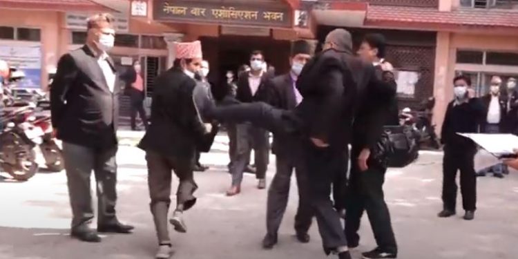 सर्वोच्च अदालतको परिसर भित्रै वकिलहरुबीच हानाहान