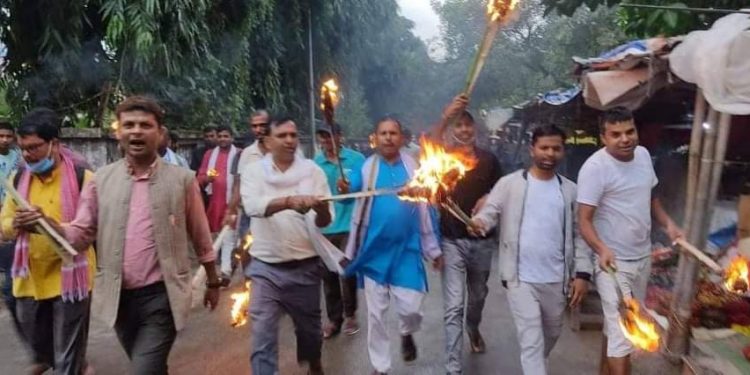 मुख्यमन्त्रीको कार्यालयमा अख्तियारले छापा मारेको विरोधमा राजविराजमा जसपाको मसाल जुलुस