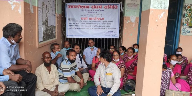 सप्तरीका बाल शिक्षकहरुद्वारा राजविराज नगरपालिकाको मुल गेटमा चार घण्टा धर्ना
