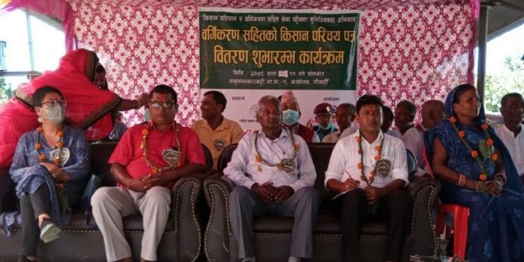 सिरहाको सखुवानान्कारकटी गा.पा.मा किसान परिचयपत्र वितरण