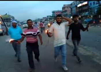 मुख्यमन्त्रीको कार्यालयमा अख्तियारले छापा मारेको विरोधमा सिरहाको लहानमा मसाल जुलुस प्रदर्शन
