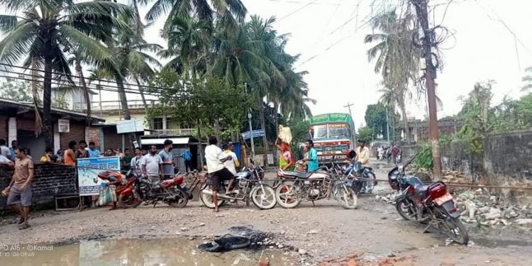 सप्तरीमा सडक मर्मतको माग गर्दै सडक अवरुद्ध
