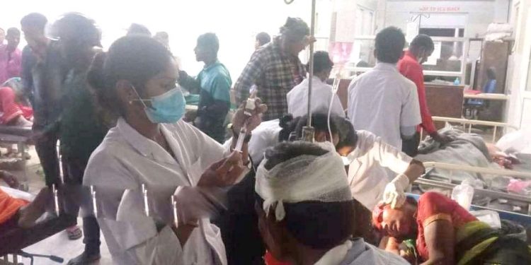 कमला स्नान जादैँ गरेको ट्रयाकटर दुर्घटना हुँदा २ जनाको मृ त्यु, २० जना घाईते