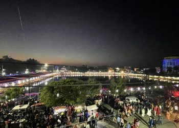 जनकपुरधाममा अस्ताउँदो सूर्यलाई अर्घ दिएर यसरी मनाइयो छठ पर्व (तस्बिरहरु)