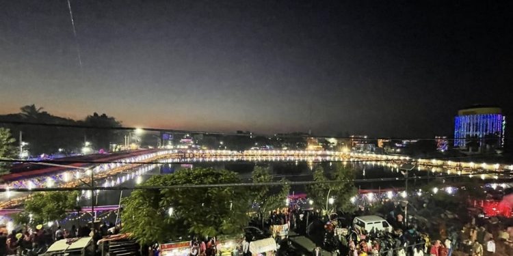 जनकपुरधाममा अस्ताउँदो सूर्यलाई अर्घ दिएर यसरी मनाइयो छठ पर्व (तस्बिरहरु)