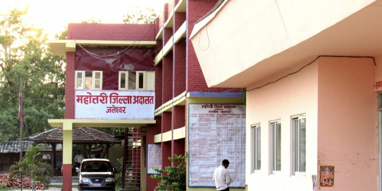 महोत्तरीमा बो क्सी आरोपमा देवर–भाउजूलाई मल मू त्र खुवाउनेलाई धरौटीमा छाड्न अदालतको आदेश