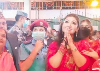 पूर्वयुवराज्ञी हिमानी शाह छठ मनाउन पुगिन् वीरगन्जको घडिअर्वा पोखरी , हेलिकप्टरबाट जनकपुरसम्म पुष्पवृष्टी गराईयो