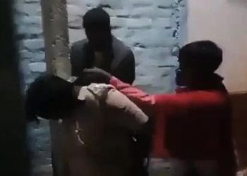 जुवाडे समात्न गएका प्रहरीलाई जुवाडेले बिजुलीको खम्बामा बाँधेर गर्‍यो रामधुलाई