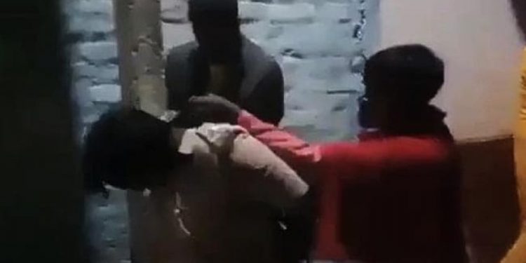 जुवाडे समात्न गएका प्रहरीलाई जुवाडेले बिजुलीको खम्बामा बाँधेर गर्‍यो रामधुलाई