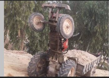 धनुषामा बालुवा बोकेको ट्रयाक्टर बालुवा अनलोड गर्ने ट्रयाक्टरको इन्जिनले च्यापिएर ट्रयाक्टर चालकको मृ त्यु