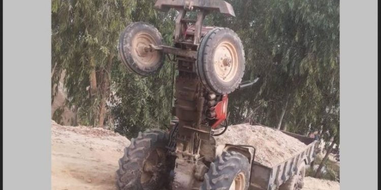 धनुषामा बालुवा बोकेको ट्रयाक्टर बालुवा अनलोड गर्ने ट्रयाक्टरको इन्जिनले च्यापिएर ट्रयाक्टर चालकको मृ त्यु