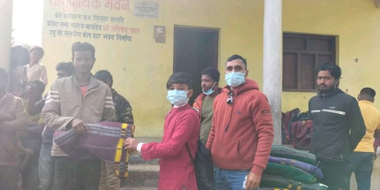 सप्तरीमा दलित समुदायलाई युवा समाजसेवी प्रेम साहद्वारा न्यानाे कपडा वितरण