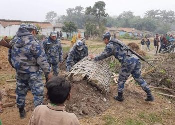 महोत्तरी : एसएसबीको चेतावनीपछि दशगजा क्षेत्रका पसलहरु खाली गरिंदै