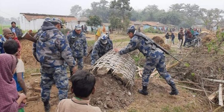 महोत्तरी : एसएसबीको चेतावनीपछि दशगजा क्षेत्रका पसलहरु खाली गरिंदै