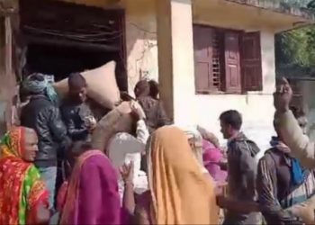 सिरहामा एक गाउँपालिकाको कार्यालयबाट किसानले लु टे गहुँको बीउ