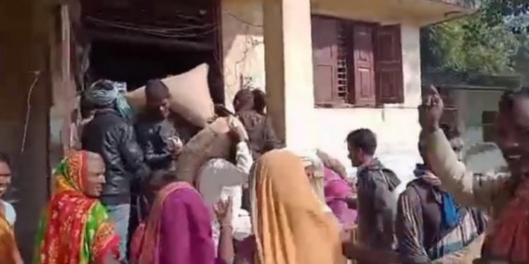 सिरहामा एक गाउँपालिकाको कार्यालयबाट किसानले लु टे गहुँको बीउ