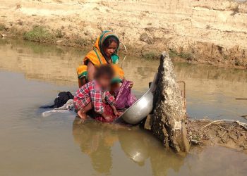 ढलेको सीमास्तम्भमा लुगा धुन्छन् भारतीय