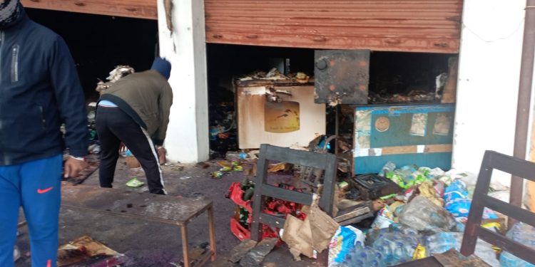 धनुषामा एक किराना पसलमा आगलगी, लाखौको क्षती