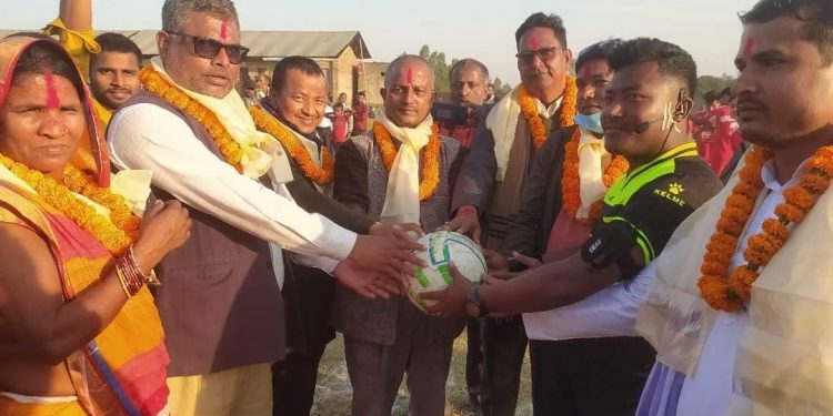 सिरहाको सखुवानन्कारकट्टीमा संचालित प्रथम फुटबल गोल्डकपको फाईन खेल सम्पन्न ,उदयपुर विजय