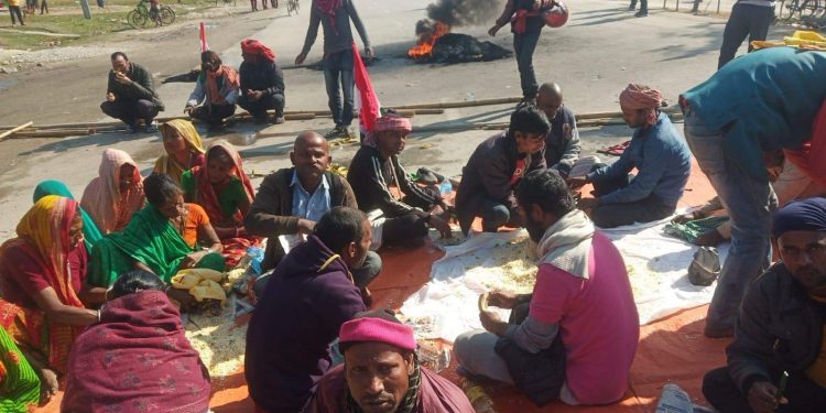 जनमतद्वारा अनिश्चितकालिन राजमार्ग बन्द, सप्तरीमा प्रहरीसँग भएको झ डपमा दुई महिला आन्दोलनकारी घाइते, आधा दर्जन प क्राउ