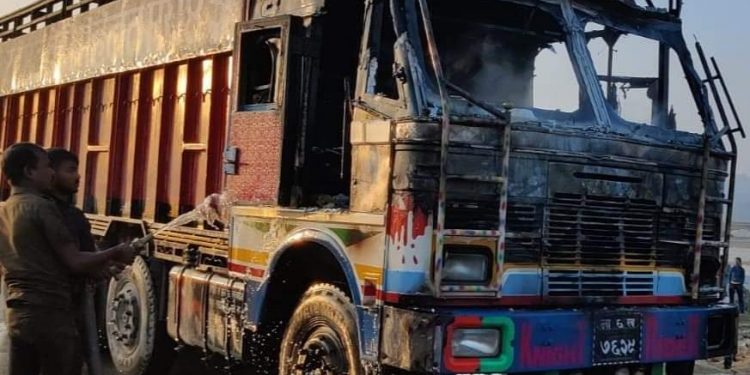 सप्तरीको महुली खोला नजिक जनमत पार्टीका कार्यकर्ताले गरे ट्रकमा आगजनी