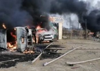 कलाकार खेसारीलाल यादव नआएपछि कार्यक्रममा तोडफोड र आगजनी , गाडीहरु जलेर ध्वस्त