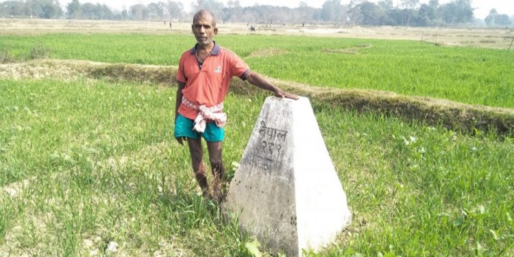 धनुषा : लालपुर्जा नेपाली, खेत भारतमा