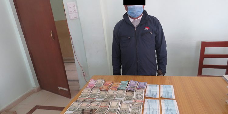 स्रोत नखुलेको १० लाख भारुसहित दुई भारतीय नागरिक महोत्तरीबाट प क्राउ