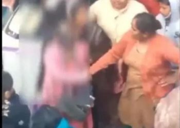 दिल्लीमा २० वर्षीया युवतीलाई सामूहिक बला त्कारपछि मोसो र चप्पलको माला लगाएर घुमाइयो