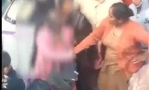 दिल्लीमा २० वर्षीया युवतीलाई सामूहिक बला त्कारपछि मोसो र चप्पलको माला लगाएर घुमाइयो