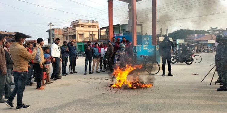 सप्तरी : जनमत पार्टी बोदे बर्साईनद्वारा मन्त्री यादवले हिं सा फैलाउने अभिव्यक्ति दिएको भन्दै बि रोध गर्दै पुत्ला द हन