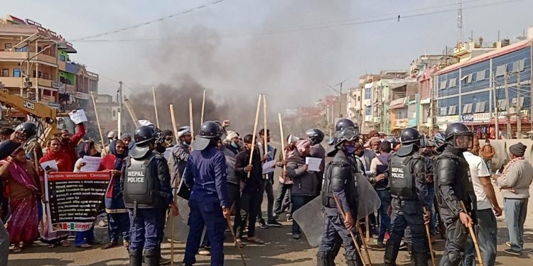 धनुषाको पोर्ताहामा सडक अबरुद्ध गरी बसेका जनमत पार्टीका कार्यकर्तामाथि प्रहरीले गोली चलायो, ५ जना घाइते