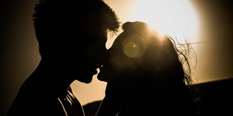 जन्म कैदको सजाय तोकिन लागेका ह त्यारालाई चुम्बन गरेको अवस्थामा देखिइन् न्यायाधीश