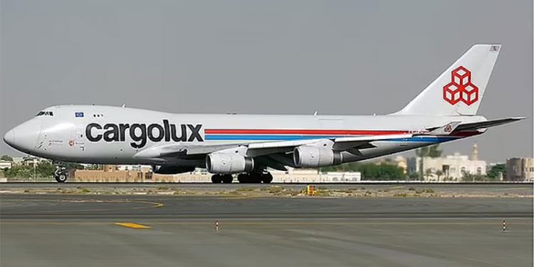 विमानको पाङ्ग्रामा लुकेर एक व्यक्ति दक्षिण अफ्रिकाबाट नेदरल्याण्डसम्म पुग्यो जीवितै