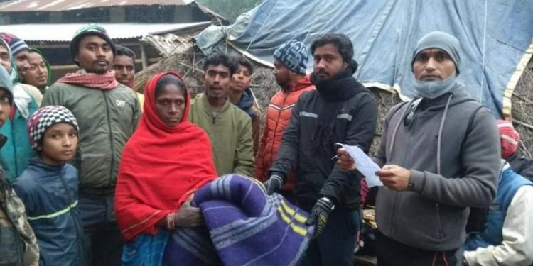 सप्तरीको बोदेबर्सानमा समाजसेबी साहद्वारा ३५ घरधुरीको गरीब दलितलाई न्यानाे कपडा कम्बल वितरण